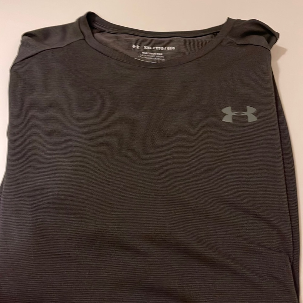 Under Armour black T-shirt